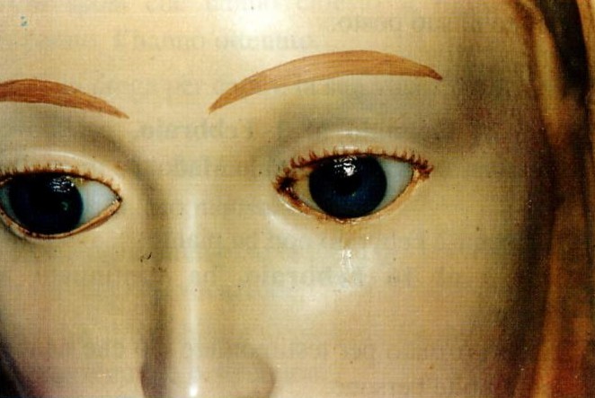 La statua della Madonna che lacrima
