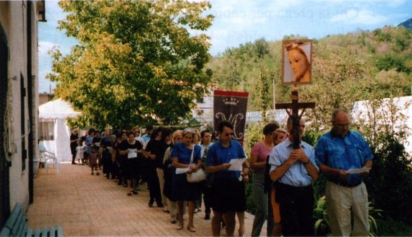 Processione dei pellegrini con la statua della Madonna