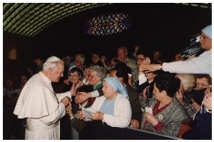 Papa Giovanni Paolo II che saluta i convegnisti