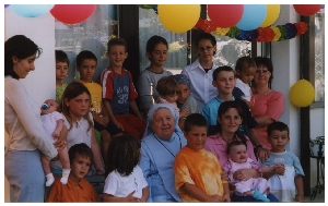 Sorella Teresa con i bambini nati per intercessione